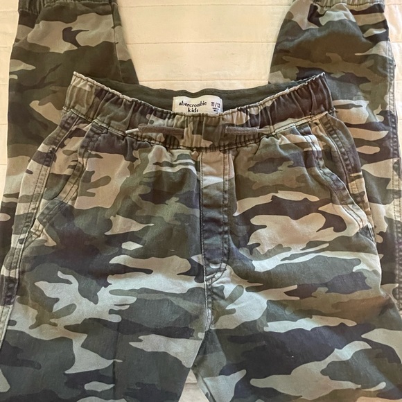 Abercrombie Kids Camouflage Canvas Joggers 11/12 - Picture 4 of 11